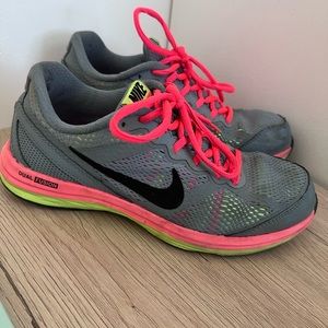 Nike dual fusion sneaker 6